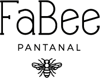 Imagem monocromática representando a logo da Fabee. A logo consiste do texto "Fabee" em cor preta. Abaixo dele há o texto "Pantanal" em caixa alta, também de cor preta. Abaixo do texto pantanal, há o desenho de uma abelha, também com linhas em cor preta.