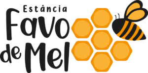 Imagem colorida representando a logo da Estância Favo de Mel. A logo consiste do texto "Estância Favo de Mel" situado no lado esquerdo e em cor preta. No lado direito há um favo de mel de cor amarela e bordas laranja. Na parte de cima do favo, do lado direito, situa-se uma abelha.